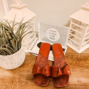 Luc Berjen Bikini bow square toe block sandals